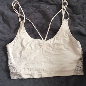 Whit crop top laced back